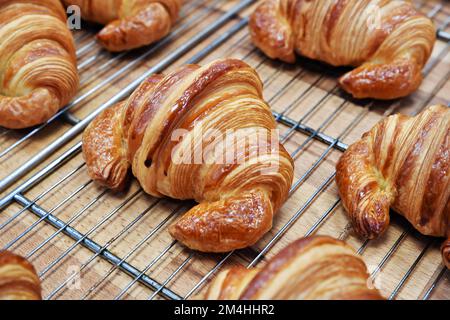Croissant fabriqué par boulanger français - France Banque D'Images