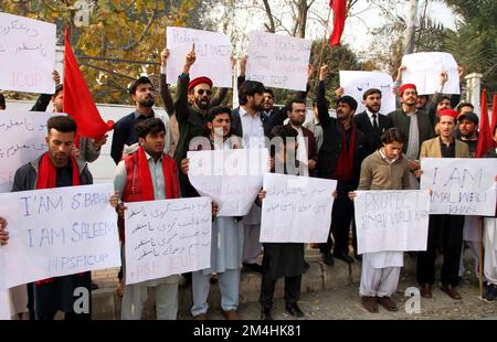 Des membres de la Fédération des étudiants de Pashtun (PSF) tiennent une manifestation de protestation en faveur d'Aimal Wali Khan, président provincial du Parti national Awami (ANP) et d'Ali Wazir, au club de presse de Peshawar, mercredi, à 21 décembre 2022. Banque D'Images