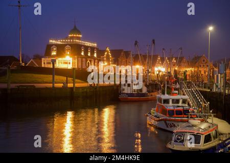 NEUHARLINGERSIEL, ALLEMAGNE - 26 NOVEMBRE 2022 : bâtiments portuaires de nuit Banque D'Images