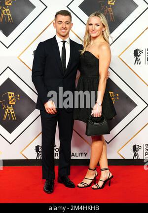 Max Whitlock et son épouse Leah Hickton poses sur le tapis rouge avant le prix BBC Sports Personality of the Year Awards 2022 qui s'est tenu à MediaCity UK, Salford. Date de la photo: Mercredi 21 décembre 2022. Banque D'Images