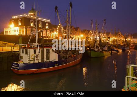 NEUHARLINGERSIEL, ALLEMAGNE - 26 NOVEMBRE 2022 : bateaux amarrés dans le port la nuit Banque D'Images