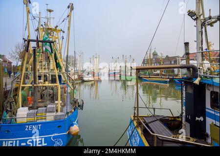 NEUHARLINGERSIEL, ALLEMAGNE - 26 NOVEMBRE 2022 : port avec bateaux de pêche historiques Banque D'Images