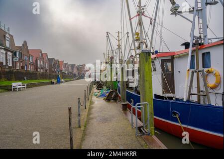 NEUHARLINGERSIEL, ALLEMAGNE - 26 NOVEMBRE 2022 : port avec bateaux de pêche à la crevette Banque D'Images