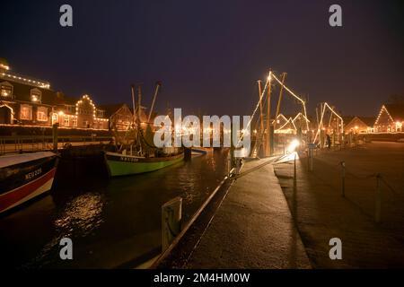 NEUHARLINGERSIEL, ALLEMAGNE - 26 NOVEMBRE 2022 : vue panoramique du port la nuit Banque D'Images