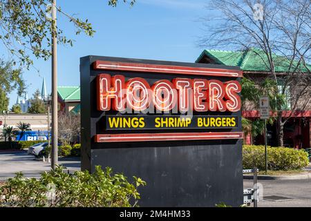 Orlando, Floride, États-Unis - 6 janvier 2022 : une enseigne de restaurant Hooters est présentée à Orlando, Floride, États-Unis. Banque D'Images