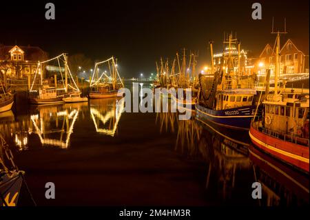 NEUHARLINGERSIEL, ALLEMAGNE - 26 NOVEMBRE 2022 : célèbre port éclairé la nuit Banque D'Images