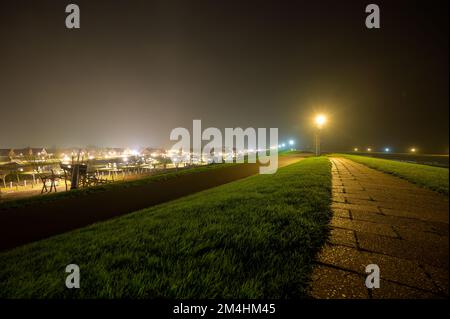 Digue près de Neuharlingersiel, Allemagne, donnant sur le terrain de camping et la plage Banque D'Images