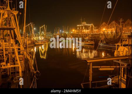 NEUHARLINGERSIEL, ALLEMAGNE - 26 NOVEMBRE 2022 : le port est illuminé la nuit Banque D'Images