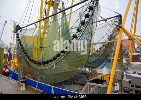 Filet sur un bateau de pêche aux crevettes coloré dans le port historique de Neuharlingersiel Banque D'Images