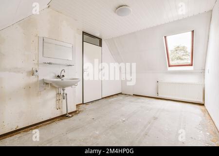 une salle de bains inachevée avec des murs blancs et du parquet sur le mur, il y a un lavabo dans le coin Banque D'Images