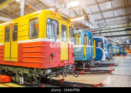 Les locomotives à passagers du métro souterrain sont rangées dans le dépôt, l'entretien et le remplacement des moteurs et des jeux de roues, des bogies Banque D'Images