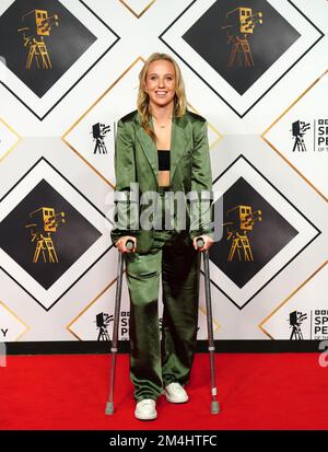 Beth Mead pose sur le tapis rouge avant le prix de personnalité de l'année 2022 de la BBC Sports, qui a eu lieu à MediaCityUK, Salford. Date de la photo: Mercredi 21 décembre 2022. Banque D'Images