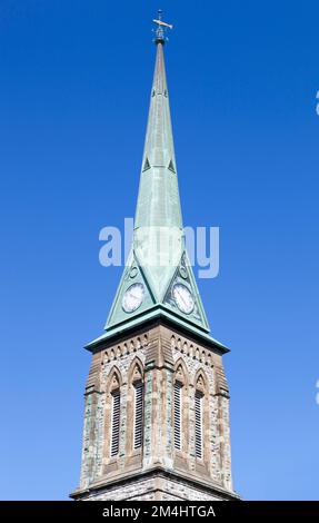 La flèche avec une horloge et une weathervane sur un sommet de l'église anglicane historique de la Trinité datant du 19th siècle dans la vieille ville de Saint John (Nouveau-Brunswick, Canada). Banque D'Images