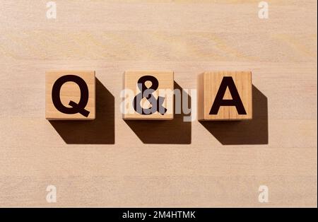 QnA, acronyme de questions and answers. Q et Un concept. Photo de haute qualité Banque D'Images