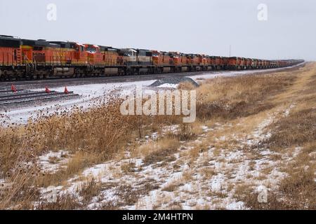 Gillette, Wyoming - janvier 23, 2021: Des centaines de moteurs de train stockés sur une voie ferrée par temps de neige froide au Wyoming. Banque D'Images