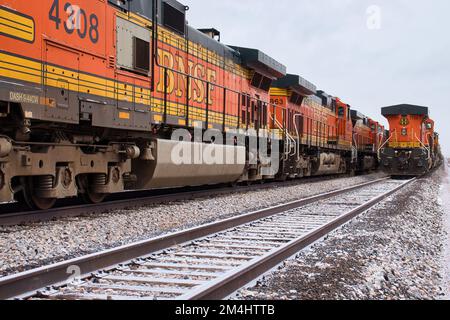 Gillette, Wyoming - 23 janvier 2021 : les voitures à moteur sont entreposées sur des voies ferrées multiples à l'extérieur de Gillette, Wyoming. Banque D'Images