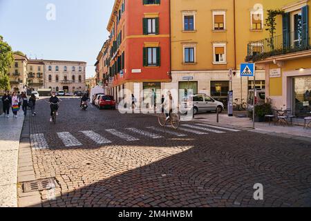 Vérone, Italie - 12 octobre 2021 : rue pavée ensoleillée de Vérone Banque D'Images