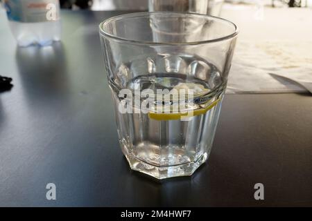 Boisson rafraîchissante d'été sur les rochers avec une tranche de citron . Verre sur la table Banque D'Images