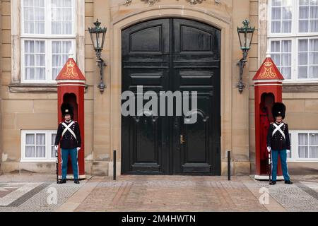 Garde au palais Amalienborg, siège gouvernemental de la famille royale danoise, Copenhague, Danemark Banque D'Images