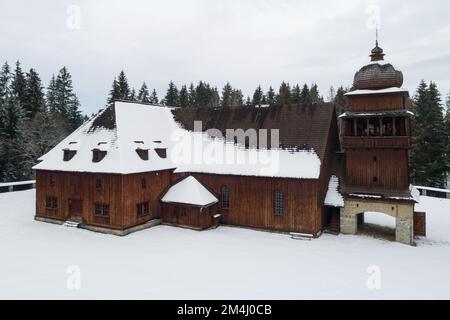 Vue aérienne de l'église évangélique articulaire en bois de Svaty Kriz - l'un des plus grands bâtiments en bois d'Europe centrale, Slovaquie Banque D'Images