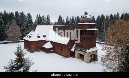 Vue aérienne de l'église évangélique articulaire en bois de Svaty Kriz - l'un des plus grands bâtiments en bois d'Europe centrale, Slovaquie Banque D'Images