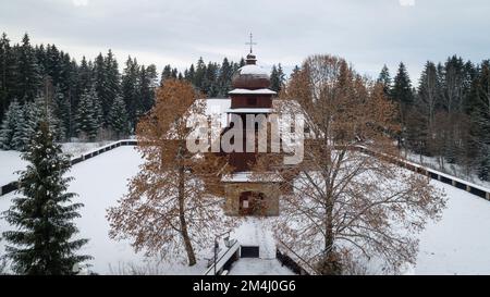 Vue aérienne de l'église évangélique articulaire en bois de Svaty Kriz - l'un des plus grands bâtiments en bois d'Europe centrale, Slovaquie Banque D'Images