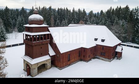 Vue aérienne de l'église évangélique articulaire en bois de Svaty Kriz - l'un des plus grands bâtiments en bois d'Europe centrale, Slovaquie Banque D'Images