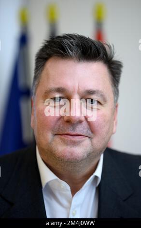 Berlin, Allemagne. 21st décembre 2022. Andreas Geisel (SPD), le sénateur berlinois du développement urbain, de la construction et du logement, occupe son bureau au Département du développement urbain, de la construction et du logement du Sénat, selon un entretien avec la Deutsche presse-Agentur dpa. Credit: Bernd von Jutrczenka/dpa/Alamy Live News Banque D'Images