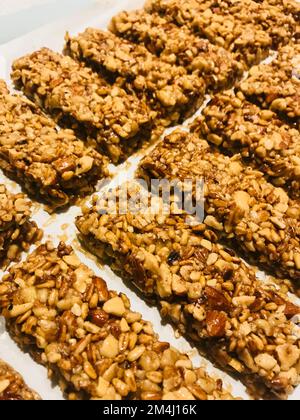 Fabrication de barres énergétiques avec des amandes, des arachides, des noix, des flocons d'avoine et du miel en Corée du Sud Banque D'Images