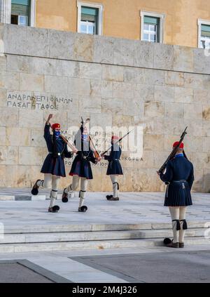 Détachement de la Garde présidentielle Evzones devant le Monument du Soldat inconnu près du Parlement grec, place Syntagma, Athènes Banque D'Images