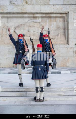 Détachement de la Garde présidentielle Evzones devant le Monument du Soldat inconnu près du Parlement grec, place Syntagma, Athènes Banque D'Images