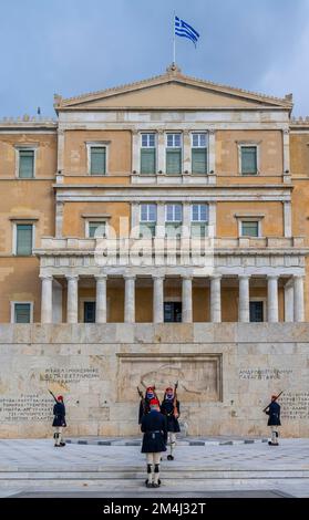 Détachement de la Garde présidentielle Evzones devant le Monument du Soldat inconnu près du Parlement grec, place Syntagma, Athènes Banque D'Images