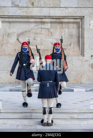 Détachement de la Garde présidentielle Evzones devant le Monument du Soldat inconnu près du Parlement grec, place Syntagma, Athènes Banque D'Images