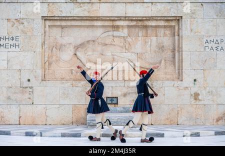 Détachement de la Garde présidentielle Evzones devant le Monument du Soldat inconnu près du Parlement grec, place Syntagma, Athènes Banque D'Images