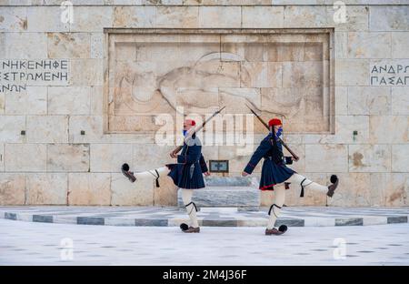 Détachement de la Garde présidentielle Evzones devant le Monument du Soldat inconnu près du Parlement grec, place Syntagma, Athènes Banque D'Images