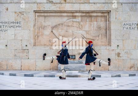 Détachement de la Garde présidentielle Evzones devant le Monument du Soldat inconnu près du Parlement grec, place Syntagma, Athènes Banque D'Images