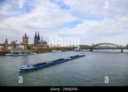 Vue de Deutzer Bruecke au-dessus du Rhin à la banque du Rhin à Leystapel avec le cargo de charbon, les bateaux d'excursion de KD Koeln Duesseldorfer, à l'arrière Banque D'Images