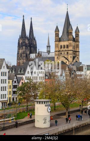 Vue depuis le pont Deutz sur le Rhin jusqu'à la rive du Rhin à la cheminée de Ley avec la jauge de Cologne, la cathédrale de Cologne et l'église romane Gross Banque D'Images