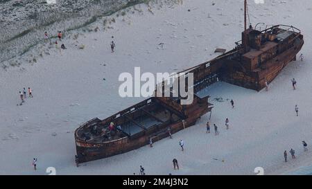 Paralia Navagio, Shipwreck Beach, Shipwreck MV Panagiotis, touristes sur la plage, Shipwreck Picture-Perfect, Zakynthos, Iles Ioniennes, Grèce Banque D'Images