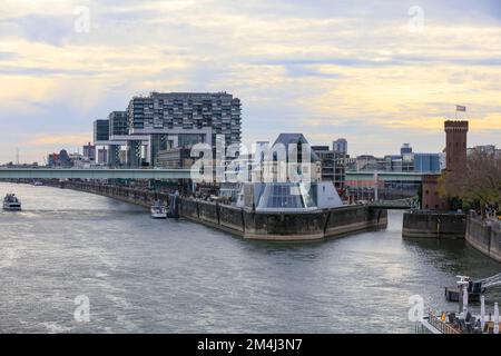 Vue sur le Rhin jusqu'au musée du chocolat et la tour Malakoff, les grues Rheinauhafen, Severinsbruecke, Cologne, Rhénanie-du-Nord-Westphalie, Allemagne Banque D'Images