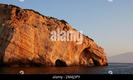 Grottes bleues, lumière du matin, côte rocheuse, ciel bleu sans nuages, côte nord-est, Île de Zakynthos, Iles Ioniennes, Grèce Banque D'Images