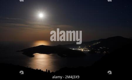 Prise de vue de nuit, pleine lune, pleine lune comme une étoile, réflexions de clair de lune sur l'eau, la baie de Molos, ville principale, Vathi, île d'Ithaca, Îles Ioniennes Banque D'Images