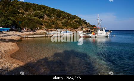 Sarakiniko Beach, plage de galets, bateaux de pêche, ciel bleu avec des nuages blancs, Vathi, Ithaca Island, Ionian Islands, Grèce Banque D'Images