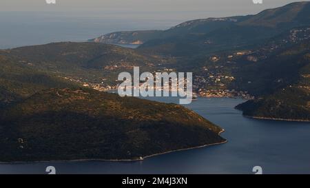 Molos Bay, ville principale, Vathi, collines boisées, Ithaca Island, Iles Ioniennes, Grèce Banque D'Images