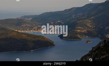 Molos Bay, ville principale, Vathi, collines boisées, Ithaca Island, Iles Ioniennes, Grèce Banque D'Images