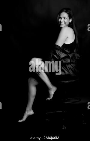 Jeune femme aux cheveux longs, photo en noir et blanc Banque D'Images