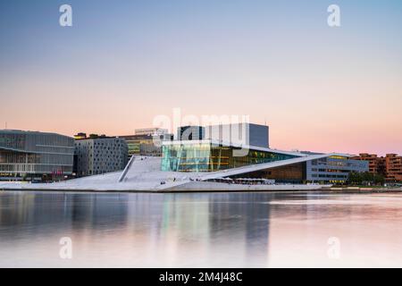 Opéra d'Oslo dans l'ambiance du soir, quartier de Bjorvika, Oslofjord, Norvège Banque D'Images