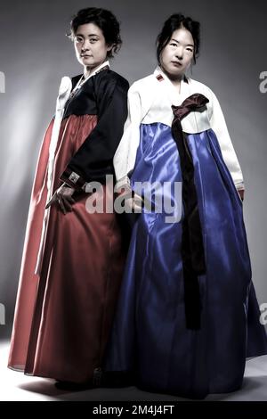 deux-femmes-en-costume-traditionnel-cor-en-fr-res-et-s-urs-cor-ens-en