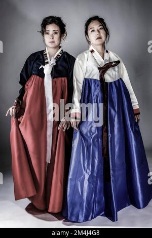 deux-femmes-en-costume-traditionnel-cor-en-fr-res-et-s-urs-cor-ens-en