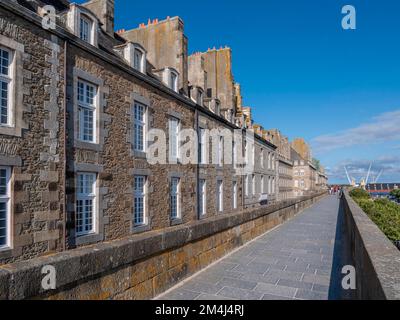 Vue sur les maisons historiques typiques avec leurs cheminées dans la vieille ville et vue sur les remparts désertés de la ville, Saint Malo, Bretagne, France Banque D'Images